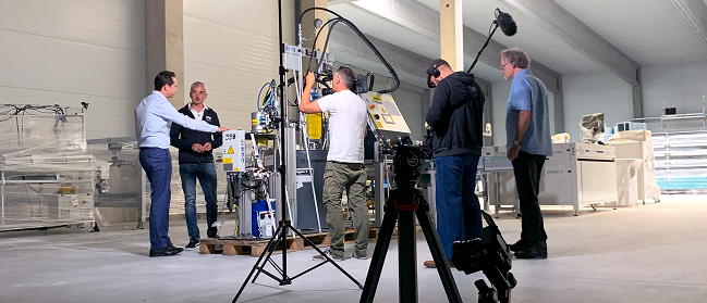 Filmcrew in der Produktionshalle