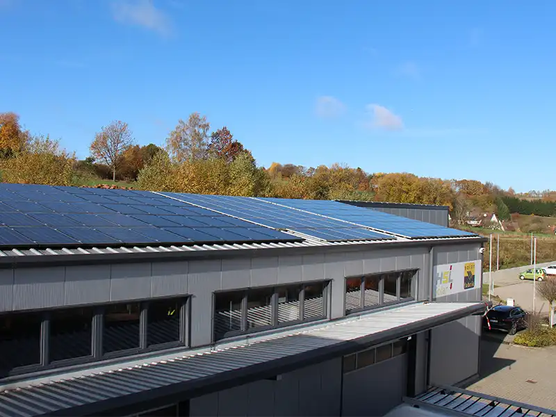 Standort Wiesen Halle mit Solarmodulen