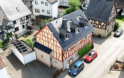 Mono S4 BC Full Black auf historischem Schieferdach