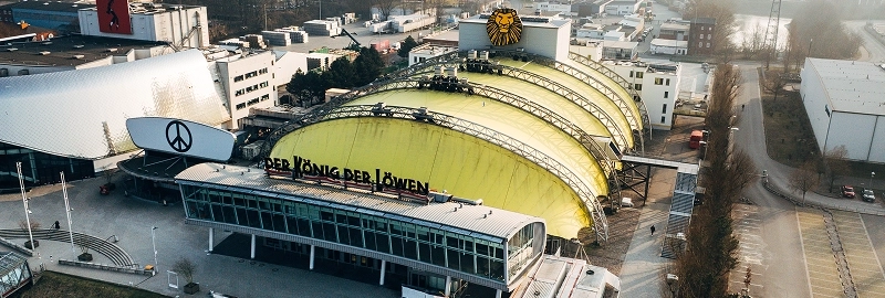 news_nachhaltige-energie-stage-theater-hamburg_header_theater-haupteingang Stage Theater im Hafen in Hamburg, Aufführungsort von König der Löwen