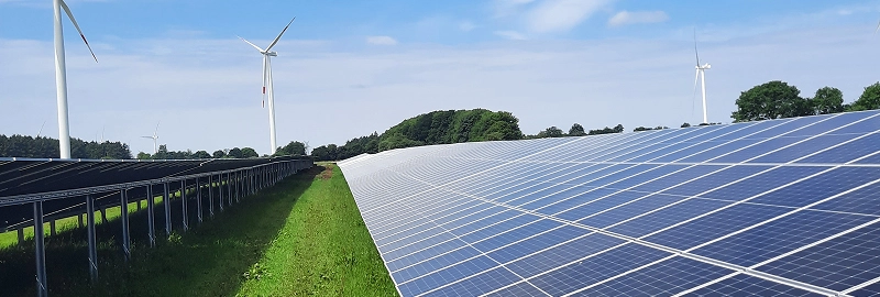 news_photovoltaik-im-grossformat_header_freiflaechen-module Blick auf den Messestand der Solar Fabrik auf der Intersolar Europe 2026