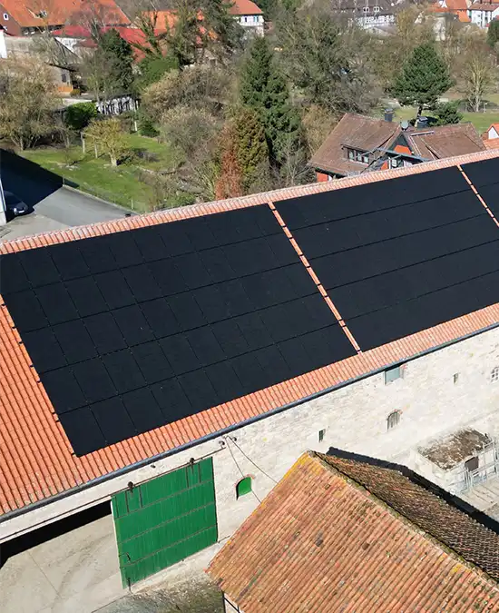 Referenz Dach eines Klosters mit Trend Full Black Modulen